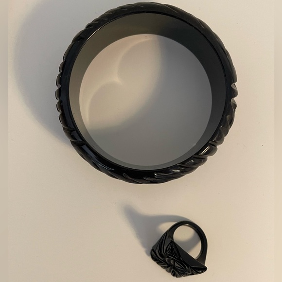 Bakelite Ring & Bangle Bracelet Chunky Carved in Black - Picture 2 of 6
